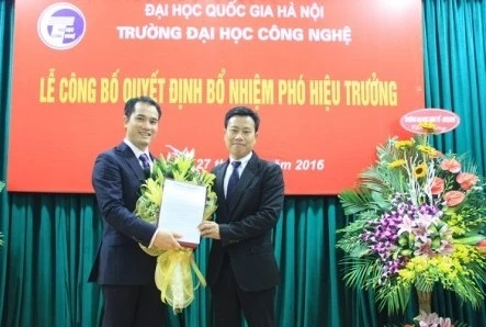 PGS,TS Phạm Bảo Sơn (bên trái ảnh) khi nhận Quyết định làm Phó Hiệu trưởng Trường đại học Công nghệ