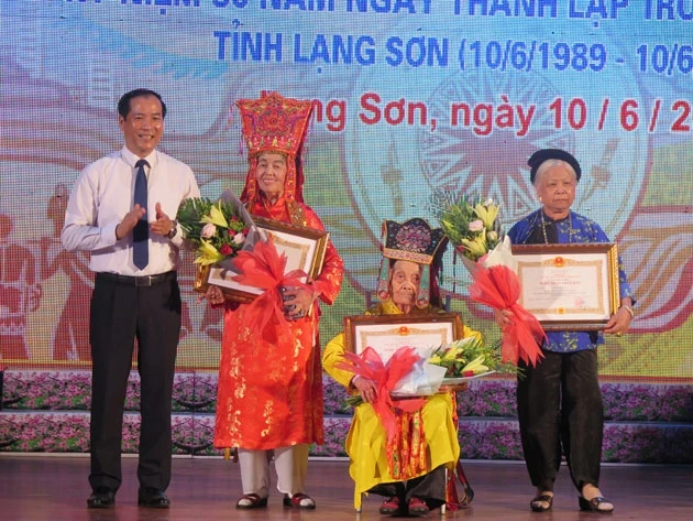 Các Nghệ nhân nhân dân Lạng Sơn nhận bằng công nhận của Chủ tịch nước.