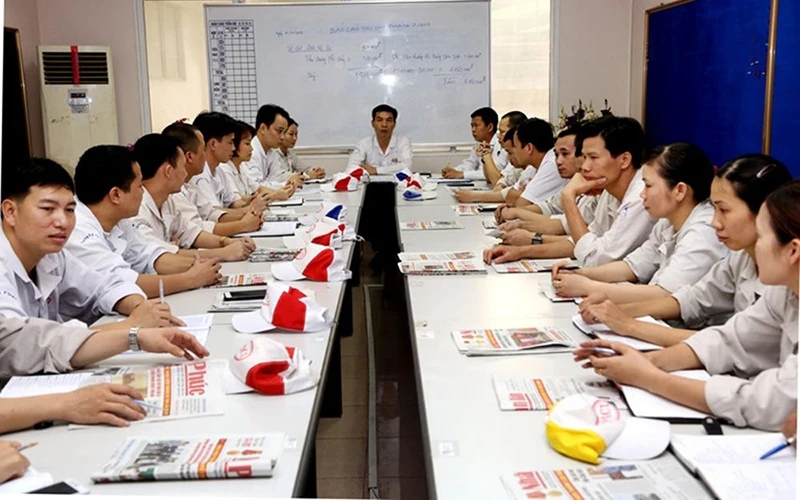 Sinh hoạt Chi bộ tại Công ty TNHH Công nghiệp chính xác Việt Nam 1 (Ðảng bộ Khối doanh nghiệp tỉnh Vĩnh Phúc). Ảnh: TRUNG HUY