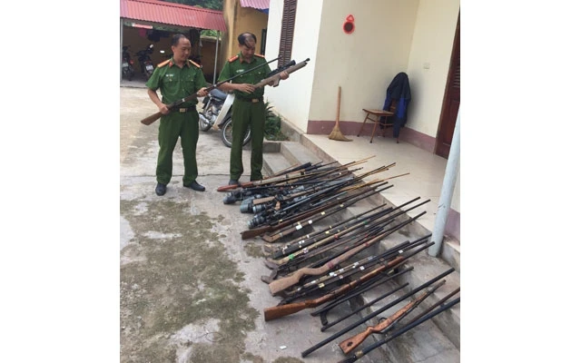 Công an huyện Mường Nhé đang kiểm tra số súng do người dân tự giác giao nộp.