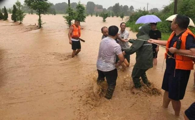 Cứu hộ người dân trong mưa lũ tại Giang Tây. (Ảnh: China.com)