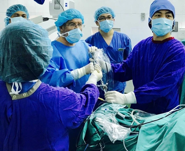 Các bác sĩ Bệnh viện Việt Đức và bác sĩ đến từ Pháp tiến hành ca phẫu thuật.