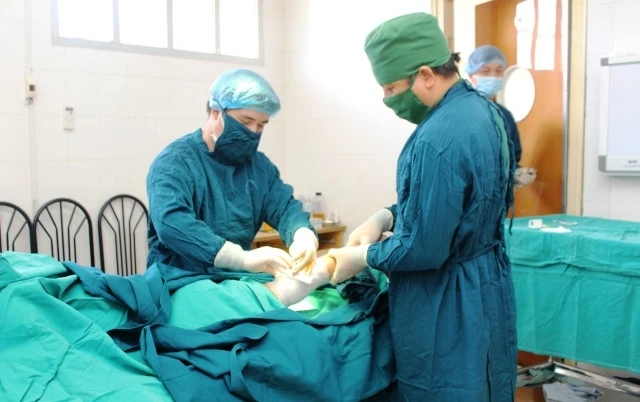Bác sĩ phẫu thuật khuyết tật vận động cho trẻ em dân tộc thiểu số tỉnh Điện Biên.