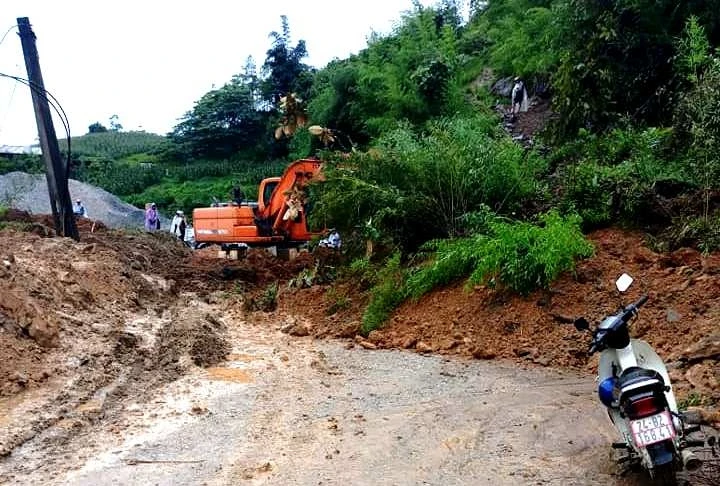 Sạt lở đất đá gây tắc đường ở thôn Sử Pán 1, huyện Sa Pa (Lào Cai). (Ảnh: QUỐC HỒNG)