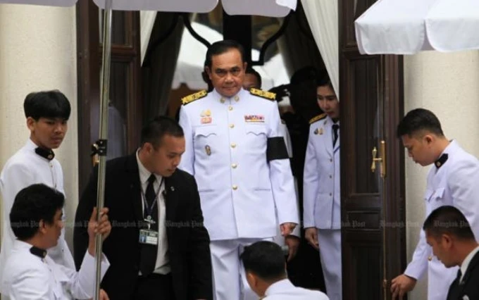 Thủ tướng Prayut rời tòa nhà Chính phủ sau khi tuyên thệ nhậm chức. (Ảnh: Bangkok Post)