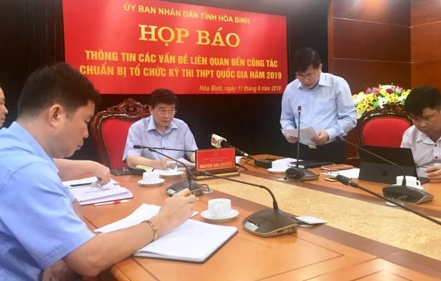 Phó Chủ tịch UBND tỉnh, Trưởng BCĐ kỳ thi THPT 2019, Nguyễn Văn Chương (giữa) tại buổi họp báo.