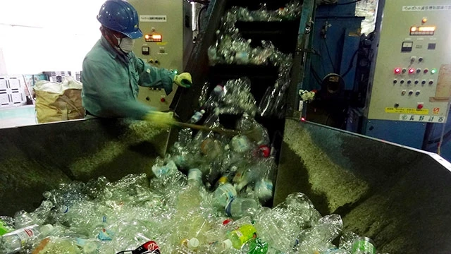 Xử lý rác thải nhựa tại một nhà máy của Nhật Bản. Ảnh: JAPAN TODAY