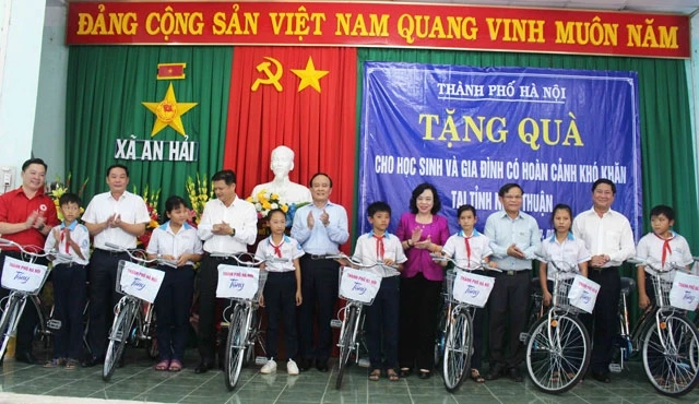 Đoàn công tác cùng với lãnh đạo UBND, Mặt trận Tổ quốc tỉnh Ninh Thuận trao tặng xe đạp cho các em học sinh có hoàn cảnh khó khăn ở xã An hải, huyện Ninh Phước.