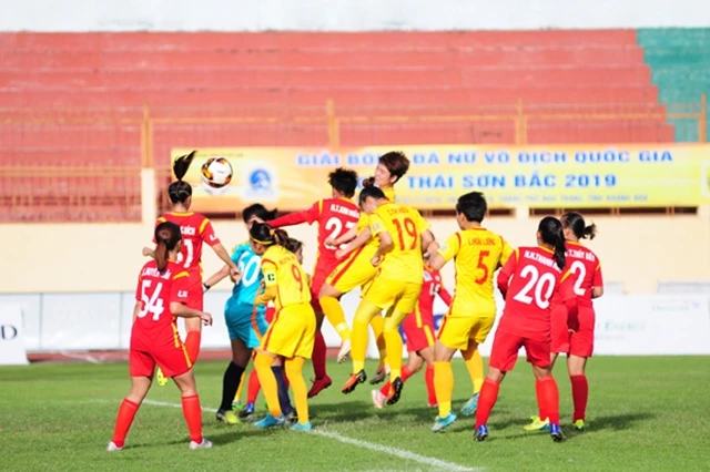 Các cô gái TP Hồ Chí Minh I (áo vàng) trút "cơn mưa" bàn thắng vào lưới đối thủ cùng thành phố.