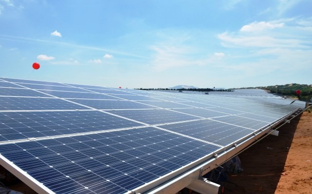 Nhà máy điện mặt trời Mũi Né công suất 40MWp, lắp đặt hơn 100.000 tấm pin điện mặt trời.