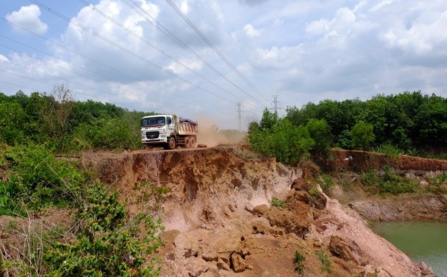 Khai thác đất làm gạch dẫn đến sạt lở đường dân sinh tại ấp 3, thị trấn Tân Khai, huyện Hớn Quản.