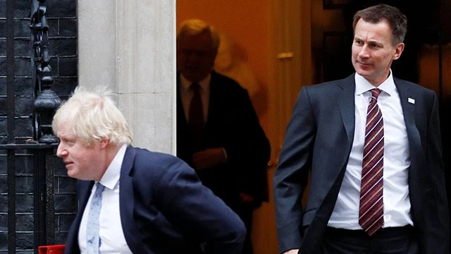 Ông Boris Johnson (trái) và Bộ trưởng Ngoại giao Jeremy Hunt rời một cuộc họp tại dinh Thủ tướng. Ảnh: BUSINESS INSIDER