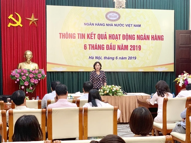 Phó Thống đốc NHNN Nguyễn Thị Hồng phát biểu tại cuộc họp báo.