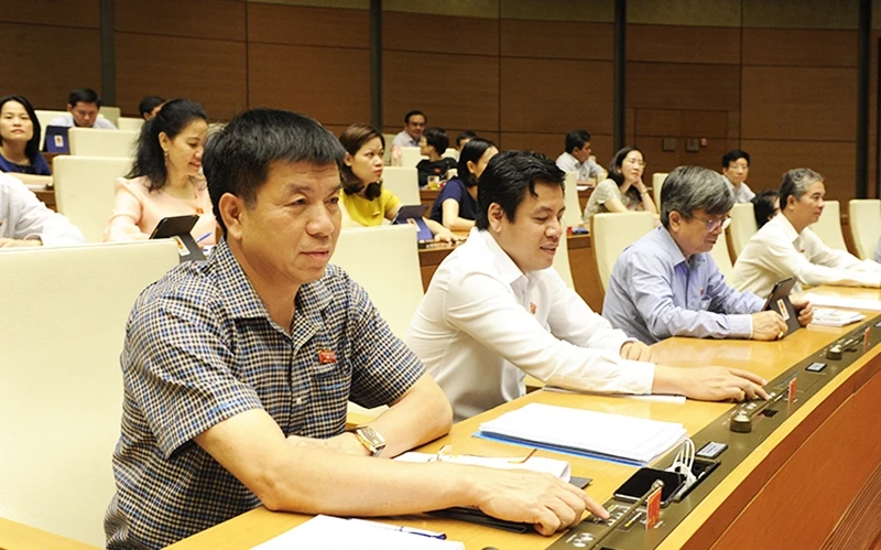 Đại biểu Quốc hội biểu quyết bằng hệ thống điện tử ngày 13-6.