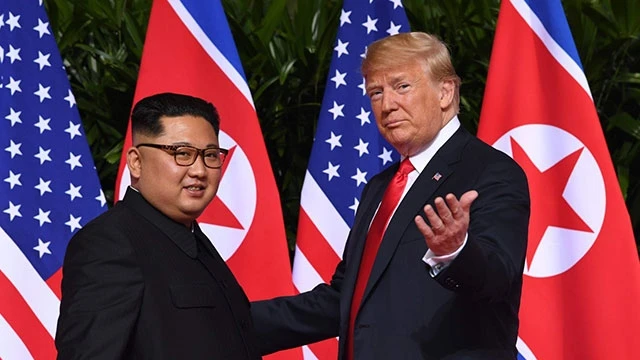 Nhà lãnh đạo Triều Tiên Kim Jong-un (trái) và Tổng thống Mỹ Donald Trump tại Hội nghị cấp cao Mỹ - Triều lần đầu ở Singapore. Ảnh: THE WALL STREET JOURNAL