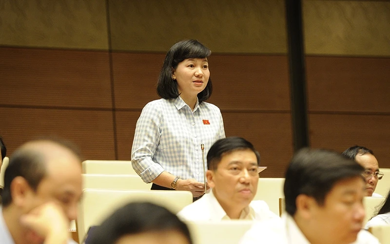 Đại biểu Trương Thị Bích Hạnh, Đoàn đại biểu Quốc hội Bình Dương, phát biểu. 