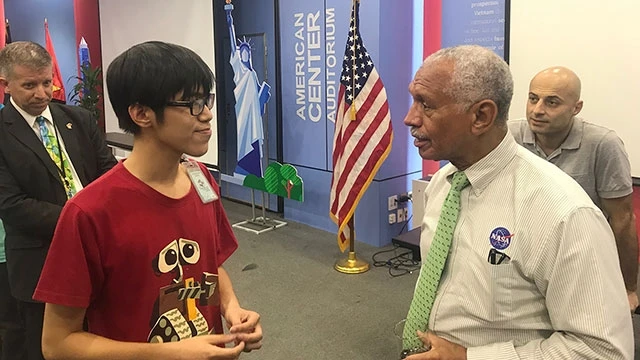 Ông Bolden trò chuyện với các bạn trẻ Việt Nam về khoa học vũ trụ.