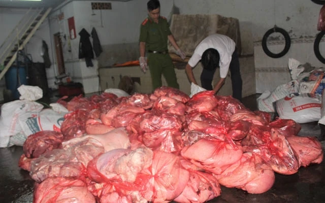 Lực lượng chức năng phát hiện hơn 1,6 tấn thịt lợn không rõ nguồn gốc.
