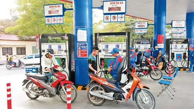 Khách hàng mua xăng E5 tại cửa hàng xăng dầu 194 Thái Thịnh, quận Đống Đa, Hà Nội.