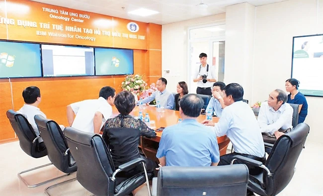 Các bác sĩ Trung tâm Ung bướu (Bệnh viện Ung bướu TP Hồ Chí Minh) tư vấn cho bệnh nhân ung thư phác đồ điều trị theo phương pháp ứng dụng trí tuệ nhân tạo.
