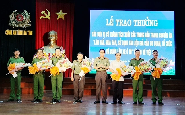 Công an tỉnh Hà Tĩnh tổ chức lễ trao thưởng các đơn vị có thành tích xuất sắc trong đấu tranh chuyên án làm, sử dụng con dấu, tài liệu giả.