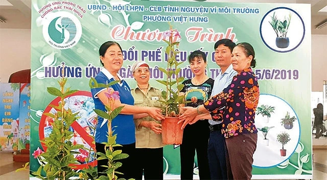 Chương trình “Đổi chai nhựa lấy cây” tại phường Việt Hưng được nhiều người ủng hộ.