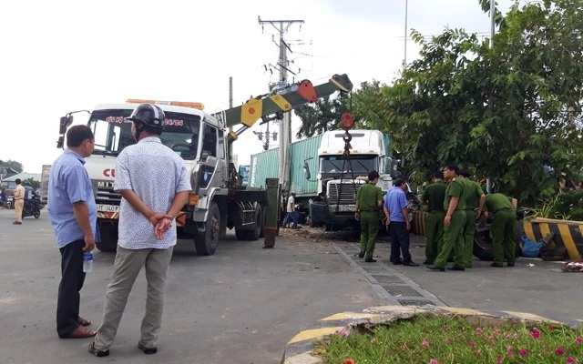 Công an tỉnh Tây Ninh huy động lực lượng để giải quyết vụ việc, điều tiết giao thông qua khu vực xảy ra tai nạn. (Ảnh: MINH ANH)