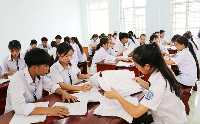 Giờ ôn tập của học sinh Trường phổ thông dân tộc nội trú THPT tỉnh Hà Giang.
