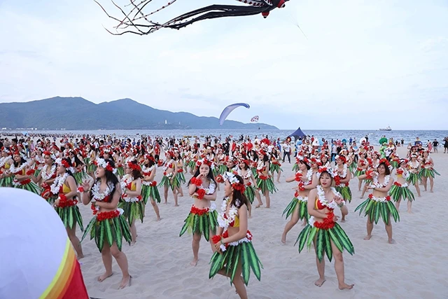 Màn trình diễn Flashmob Bikini ấn tượng khuấy đảo mùa du lịch biển Đà Nẵng 2019.