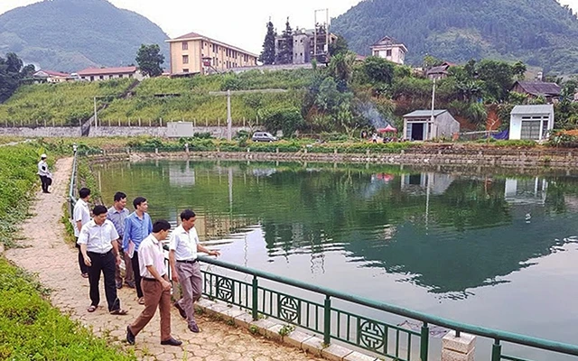 Lực lượng chức năng kiểm tra hồ Na Ðẩy, thị trấn Mường Khương, huyện Mường Khương (Lào Cai). Ảnh: Thanh Nam