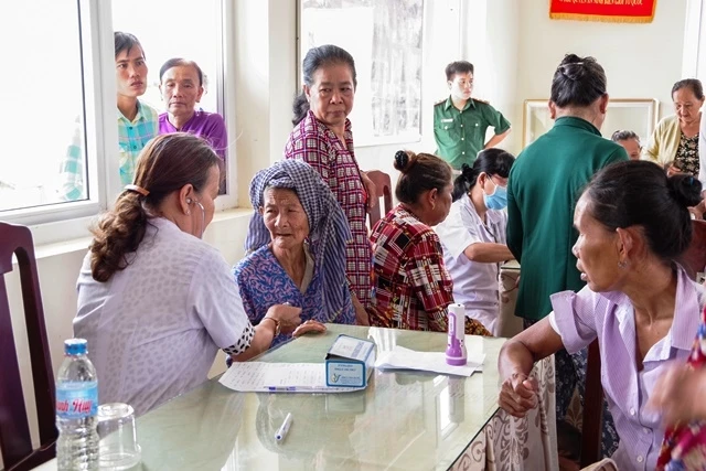 Khám bệnh cho người nghèo trên địa bàn xã An Thạnh 3, huyện Cù Lao Dung, tỉnh Sóc Trăng.