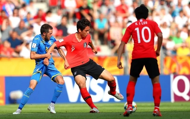 Dù rất nỗ lực nhưng U20 Hàn Quốc (áo đỏ) vẫn không thể làm nên lịch sử cho bóng đá châu Á.