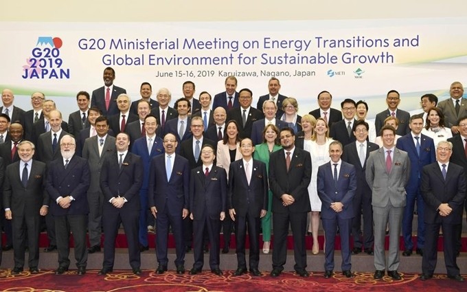 Các bộ trưởng và đại biểu chụp ảnh tập thể tại hội nghị bộ trưởng năng lượng và môi trường G20 tại Karuizawa, Nhật Bản, ngày 15-6. (Ảnh: Kyodo)