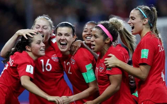 Các cô gái Canada ăn mừng bàn thắng vào lưới New Zealand. (Ảnh: Getty Images)