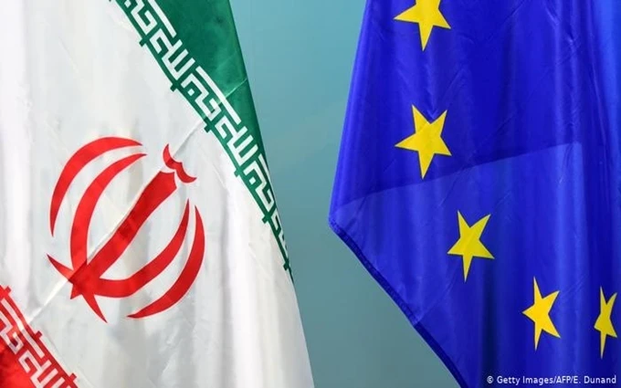 Cờ của EU (bên phải) và Iran. (Ảnh: Getty Images)
