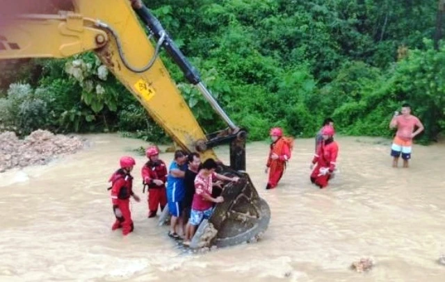 Giải cứu người dân bị mắc kẹt do mưa lũ ở Quảng Tây, Trung Quốc. (Ảnh: Chinanews.com)