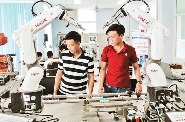 Đào tạo công nhân kỹ thuật cao tại Trung tâm Đào tạo và Chuyển giao công nghệ Việt - Nhật thuộc Khu công nghệ cao TP Hồ Chí Minh. Ảnh: Cao Tân
