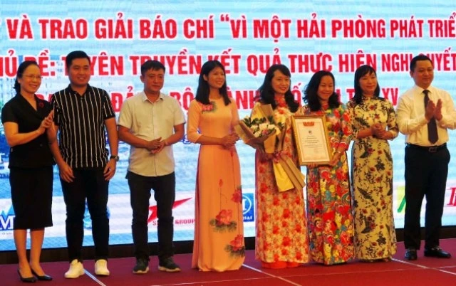 Phó Bí thư Thường trực Thành ủy Hải Phòng, Nguyễn Thị Nghĩa trao giải Nhất cho nhóm tác giả của Đài Phát thanh và Truyền hình Hải Phòng.
