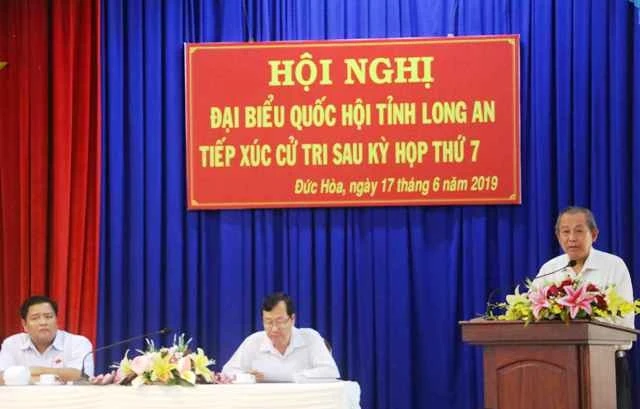 Phó Thủ tướng Trương Hòa Bình tiếp xúc cử tri ở Long An.