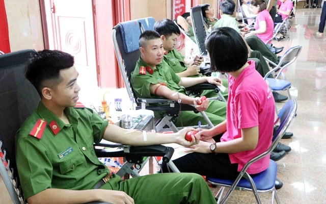 Lực lượng công an Lai Châu tham gia hiến máu tình nguyện.