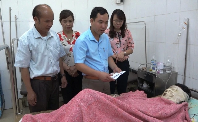 Đại diện Huyện ủy, UBND huyện Thạch Thành cùng tổ chức quần chúng, nhân đạo từ thiện thăm, động viên nạn nhân bị bỏng.