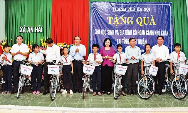 Đoàn công tác TP Hà Nội trao xe đạp tặng học sinh nghèo vượt khó huyện Ninh Phước, Ninh Thuận.