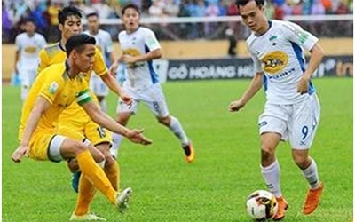Pha tranh bóng giữa cầu thủ hai đội Sông Lam Nghệ An (áo vàng) và Hoàng Anh Gia Lai.