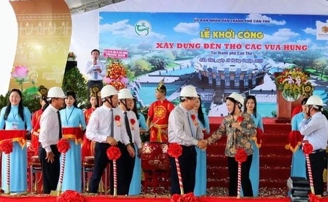 Chủ tịch Quốc hội Nguyễn Thị Kim Ngân dự lễ khởi công. 
