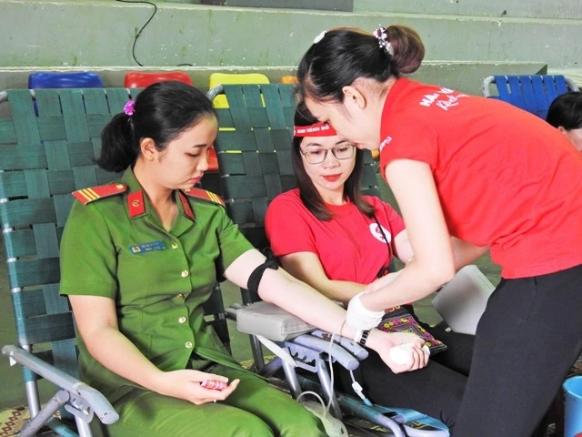 Cán bộ, chiến sĩ Công an huyện Cư M’gar tham gia hiến máu tình nguyện.