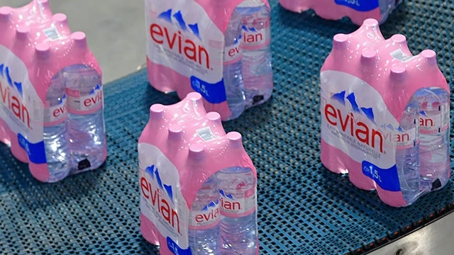 Thương hiệu Evian sẽ sản xuất chai nhựa có thể tái chế. Ảnh: WORLD NEWS