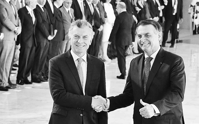 Tổng thống Argentina M.Macri và người đồng cấp Brazil J.Bolsonaro tại cuộc gặp ở Buenos Aires. Ảnh MERCO PRESS