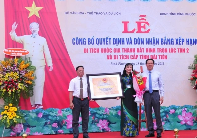 Đại diện Bộ VH-TT-DL trao bằng công nhận xếp hạng Di tích cấp quốc gia cho lãnh đạo huyện Lộc Ninh (Bình Phước).