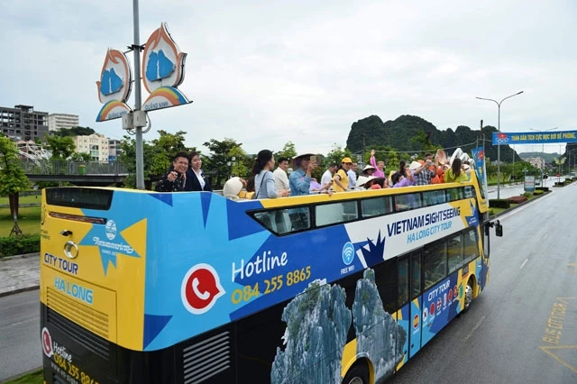 Xe buýt hai tầng, dịch vụ mới mẻ phục vụ khách du lịch tại Quảng Ninh.