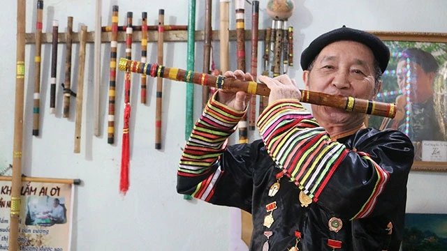 Nghệ nhân Nguyễn Tư Xin với cây sáo dân tộc.